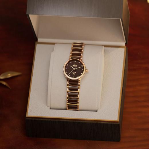 桌子上放著盒子
中度可信度描述已自動生成