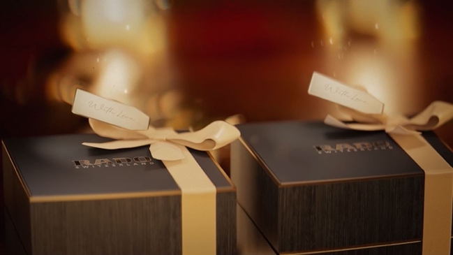 桌子上的電腦主機
描述已自動生成