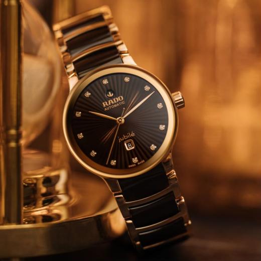 桌子上有鐘表
描述已自動生成