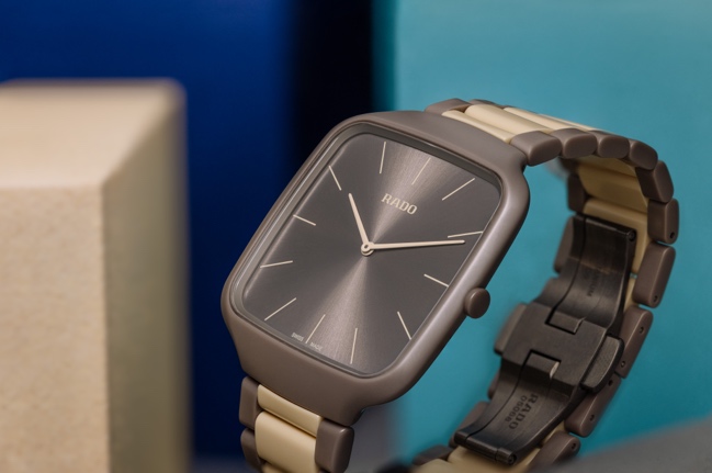 藍色的手表
描述已自動生成