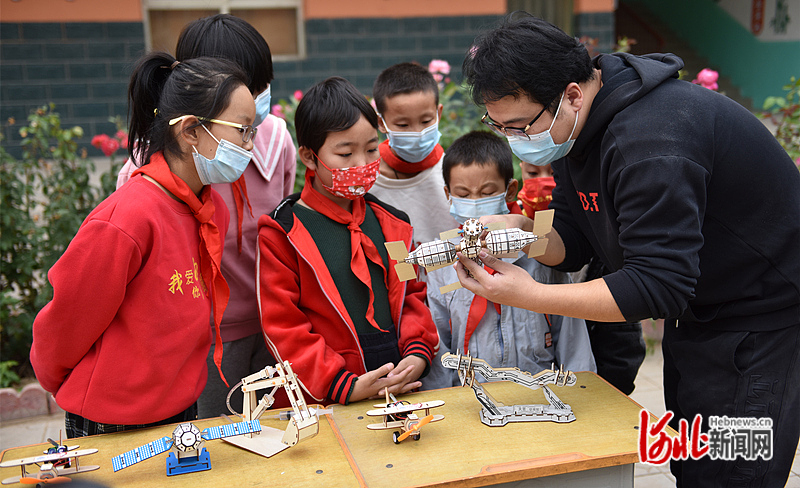 1665609168219881.jpg “天宮課堂”點(diǎn)燃孩子航天夢(mèng)想 配圖1_副本.jpg